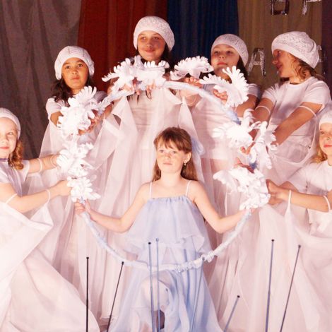 Трогательные номера в начале и в конце программы представил детский коллектив "Каприз". Девочки показали нам со сцены нежных ангелов ("Ангел летит") и воздушных морских медуз.