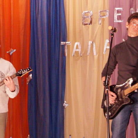 Игорь Петров и Сергей Шалгин порадовали любителей музыки, исполнив песню из репертуара группы "Калинов Мост" ("Девочка летом"), а также группы "Venturis" &ndash; "Загадочный мужчина" под аккомпанемент гитар.