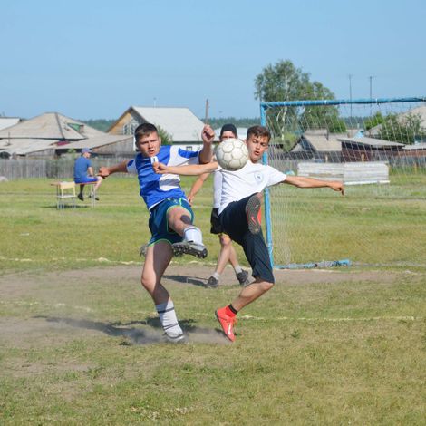 На футбольном поле за мяч сражались команды Луковского и Железнодорожного сельсоветов.